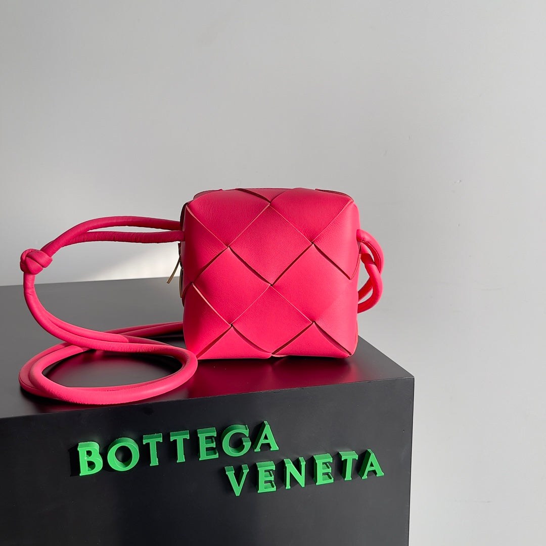 Bottega Veneta Red Designer Handbag Edition 15