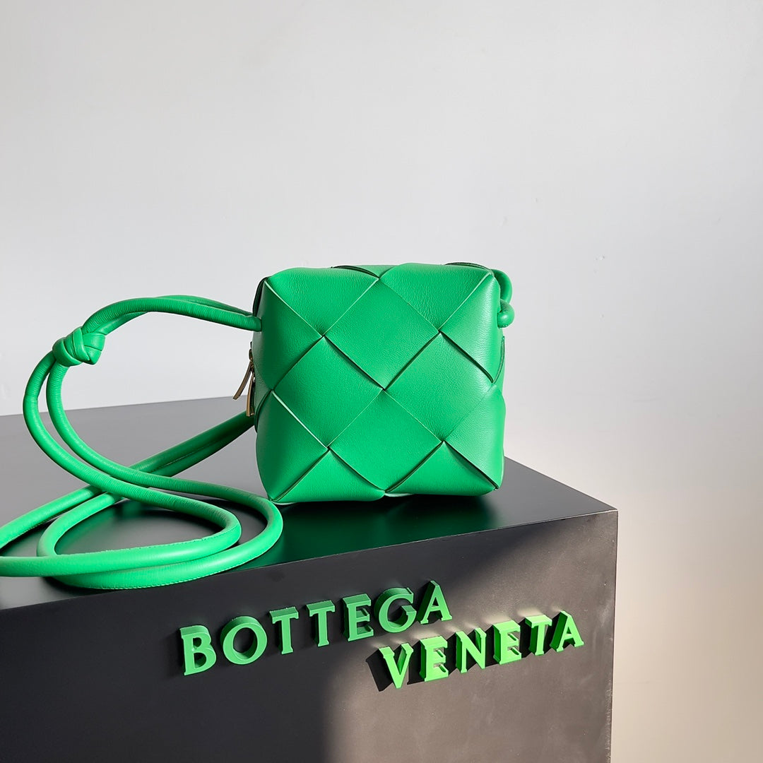 Bottega Veneta Green Designer Handbag Edition 16