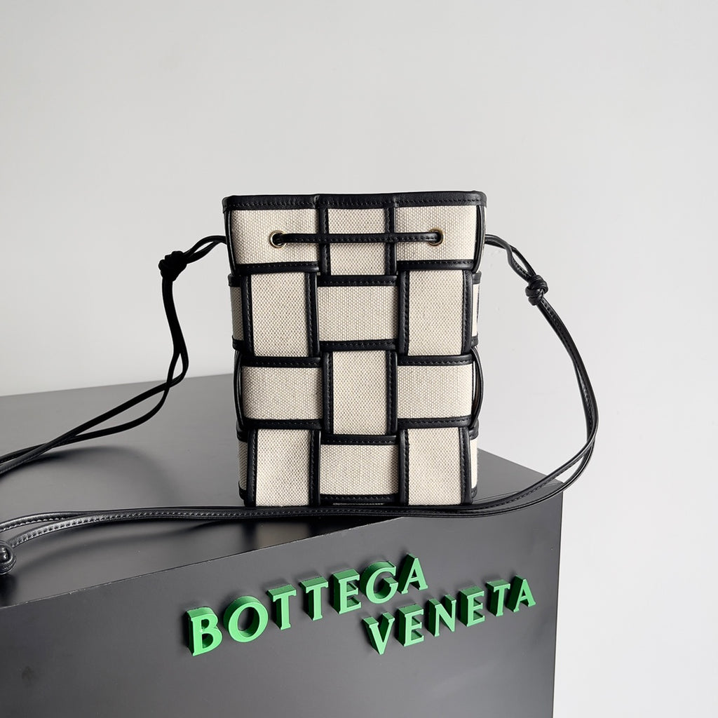 Bottega Veneta 680218 Black Designer Handbag
