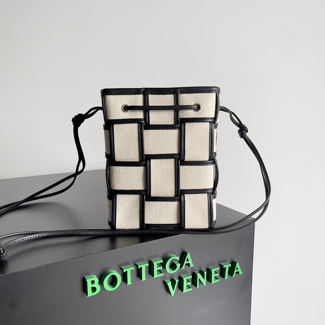 Bottega Veneta 680218 Black Designer Handbag