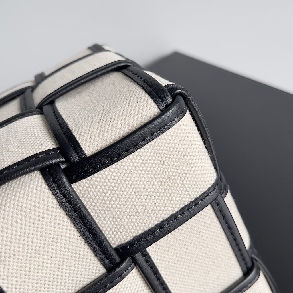 Bottega Veneta 680218 Black Designer Handbag - detail image 4