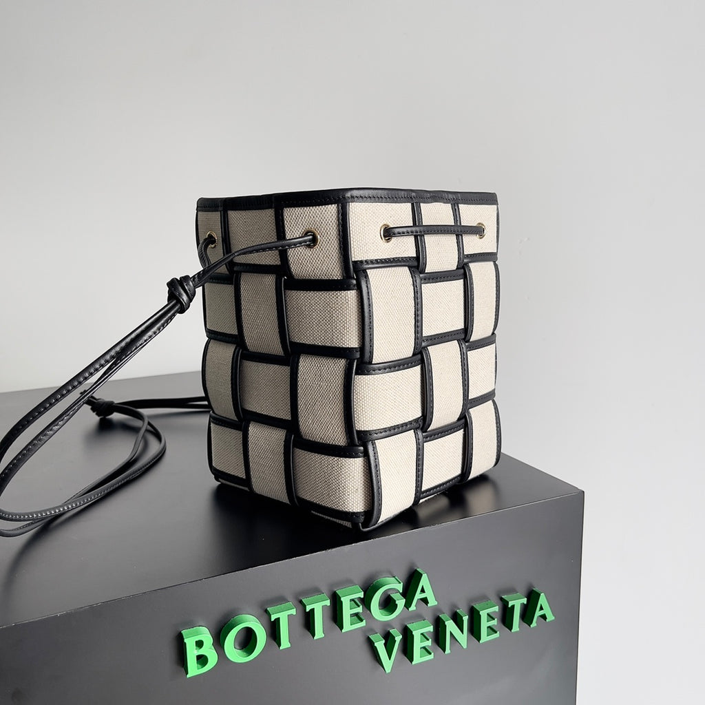 Bottega Veneta 680218 Black Designer Handbag - detail image 2