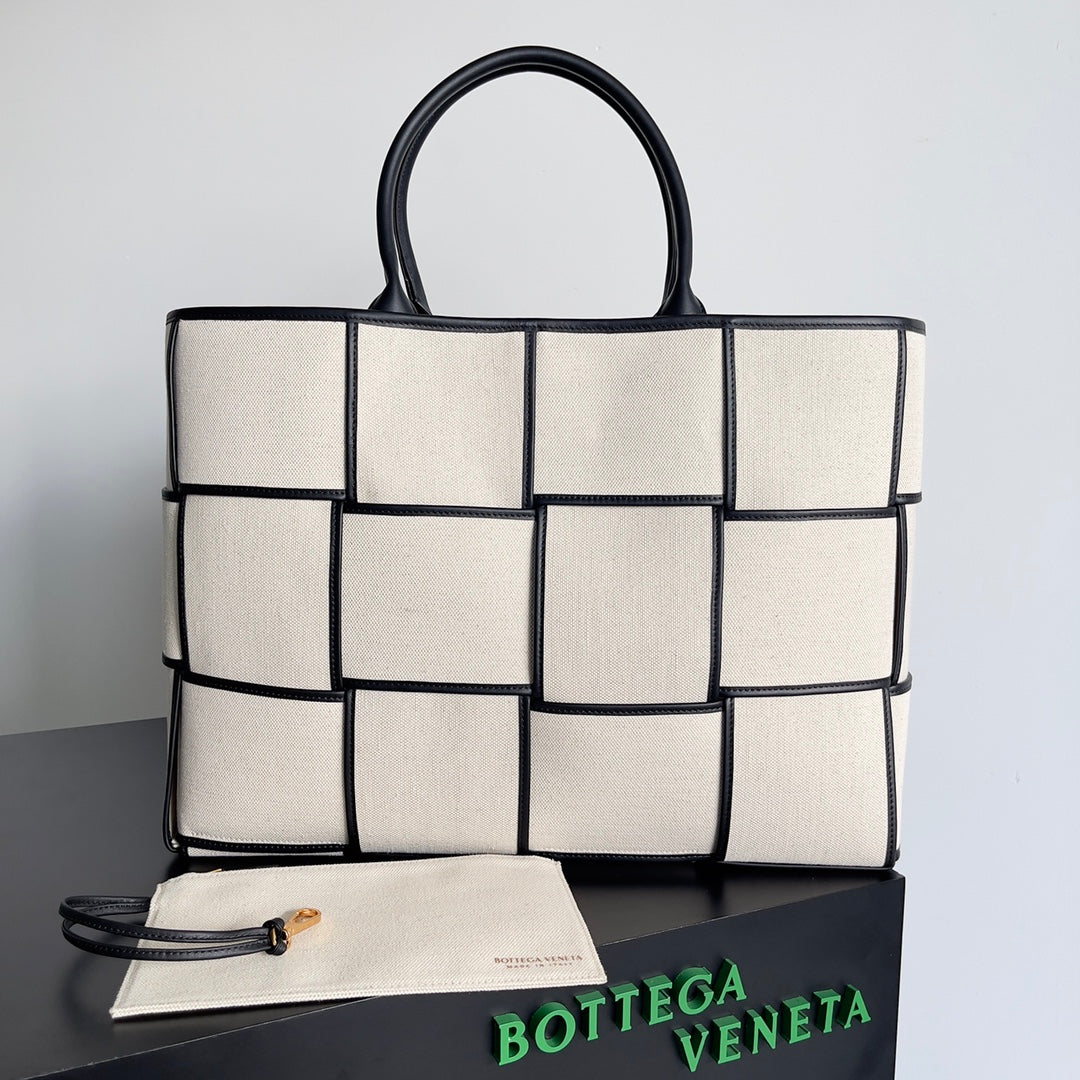 Bottega Veneta Black Designer Handbag Edition 675