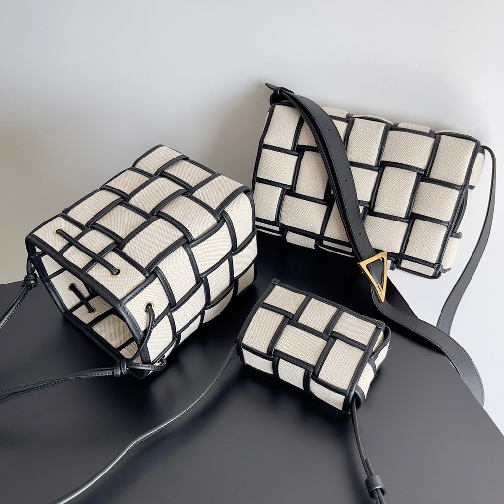 Bottega Veneta Black Designer Handbag Edition 671 - detail image 2