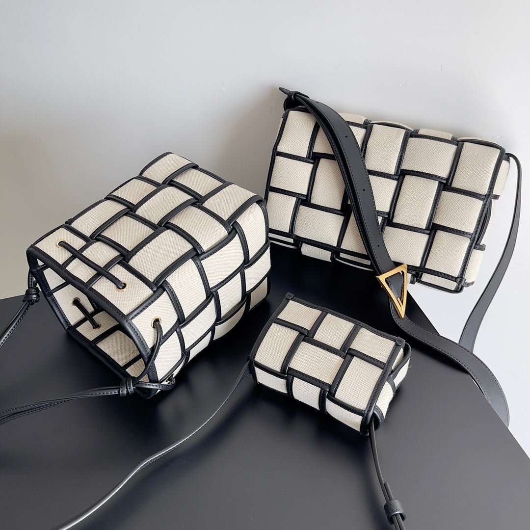 Bottega Veneta Black Designer Handbag Edition 671 - detail image 2