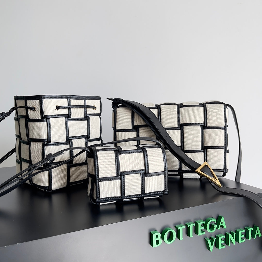 Bottega Veneta Black Designer Handbag Edition 671 - detail image 3