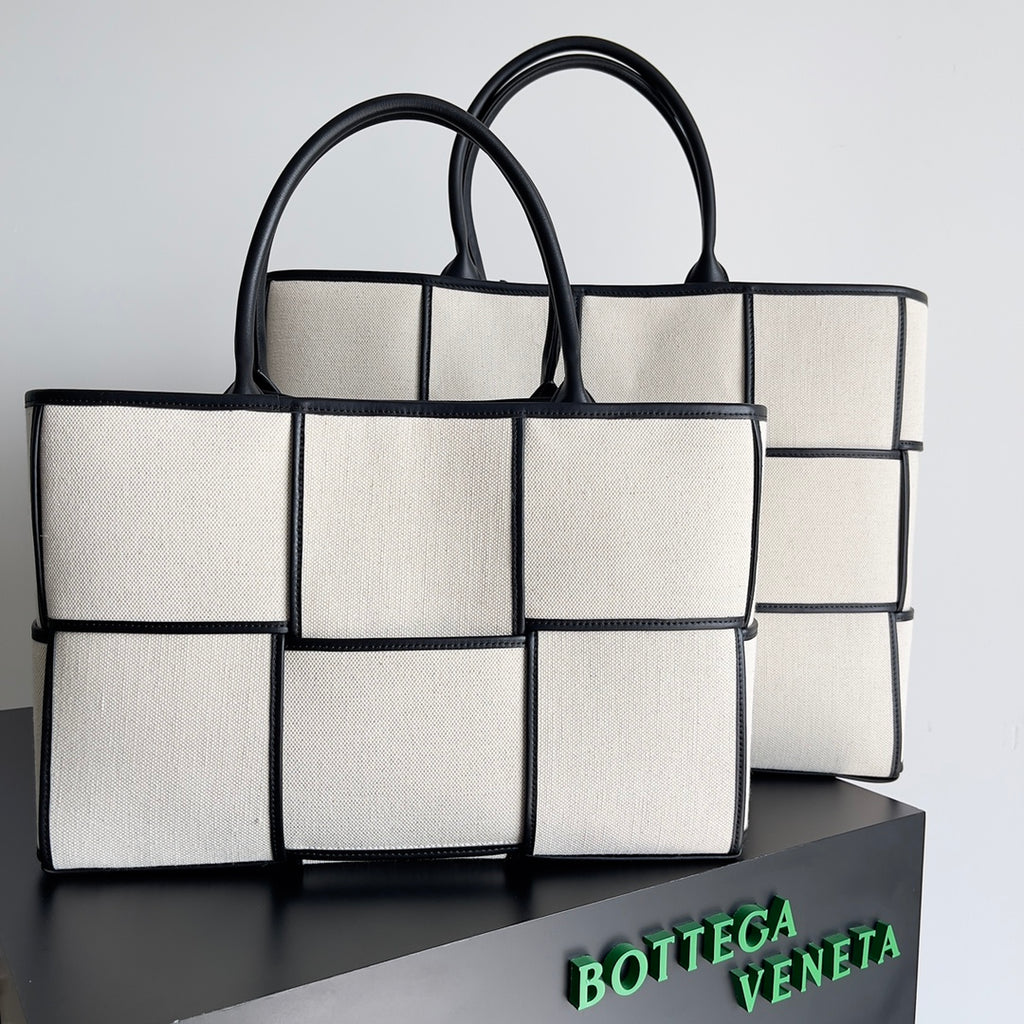 Bottega Veneta Black Designer Handbag Edition 671