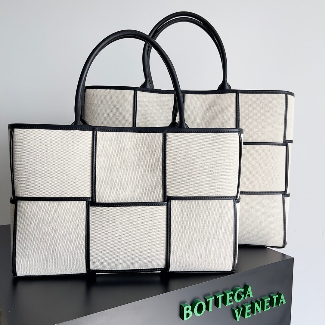 Bottega Veneta Black Designer Handbag Edition 671