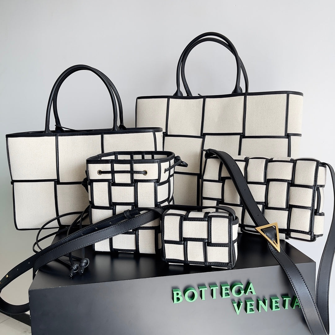 Bottega Veneta Black Designer Handbag Edition 670