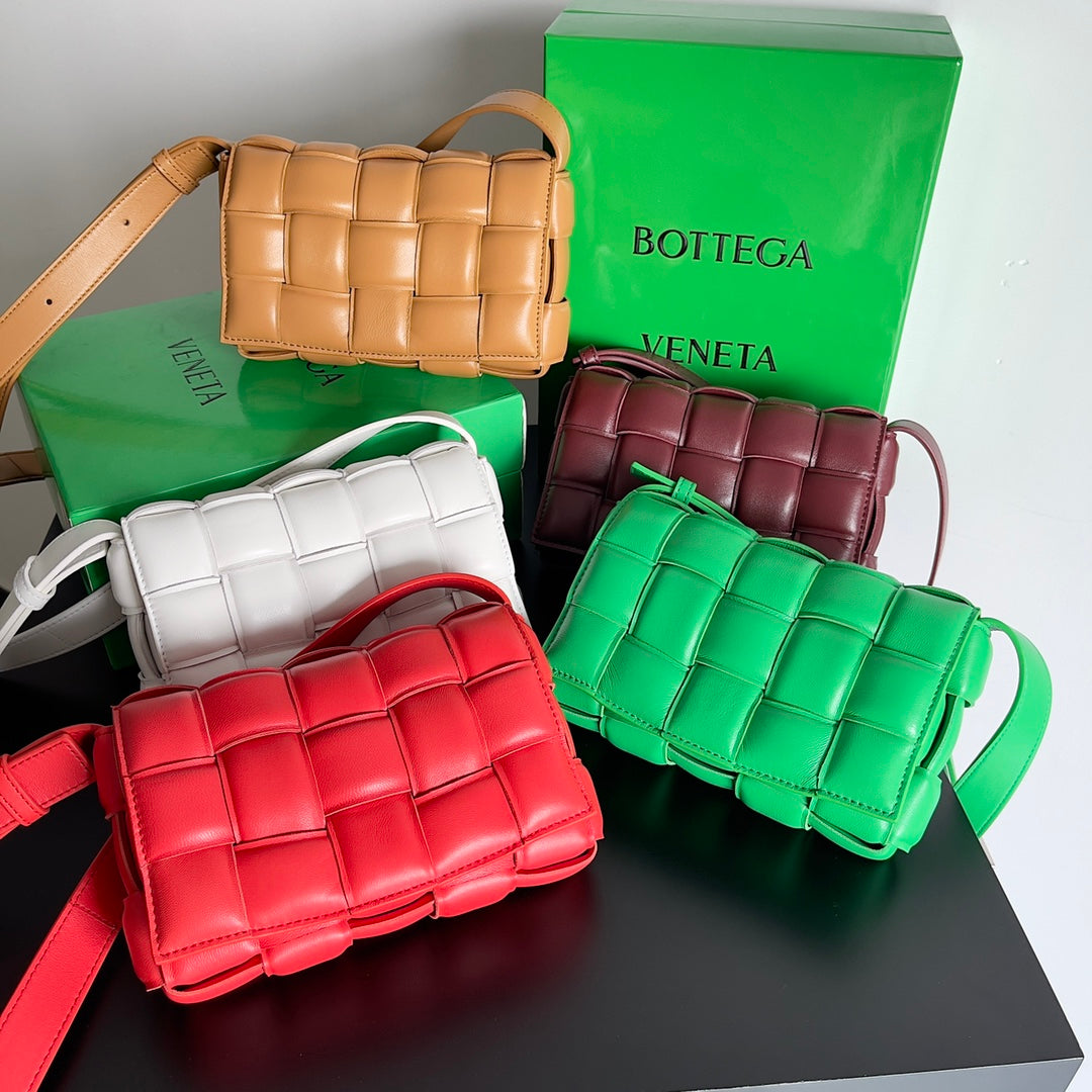 Bottega Veneta Black & Red Designer Handbag Edition 4 - detail image 2