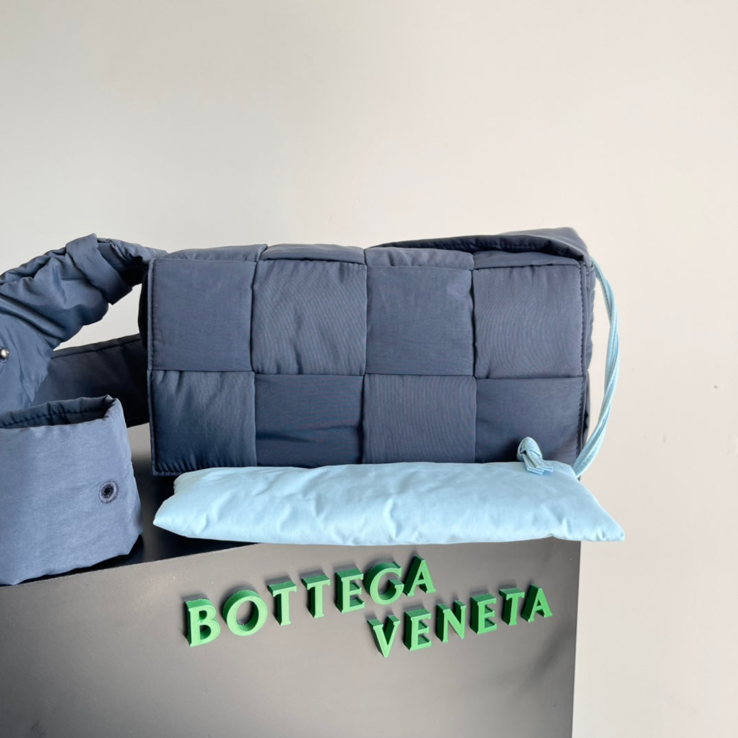 Bottega Veneta Blue Designer Handbag Edition 3