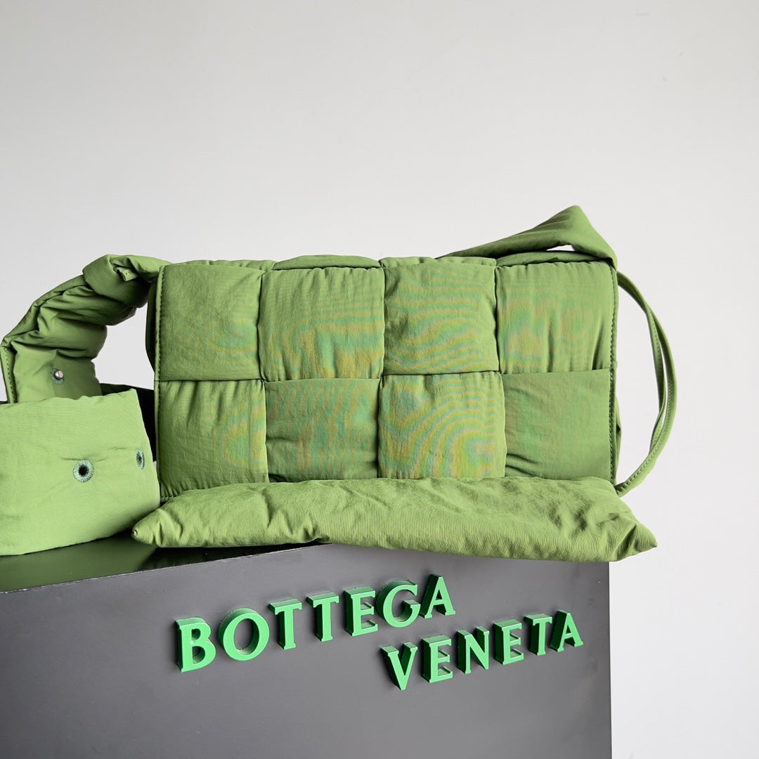 Bottega Veneta Green Designer Handbag Edition 5
