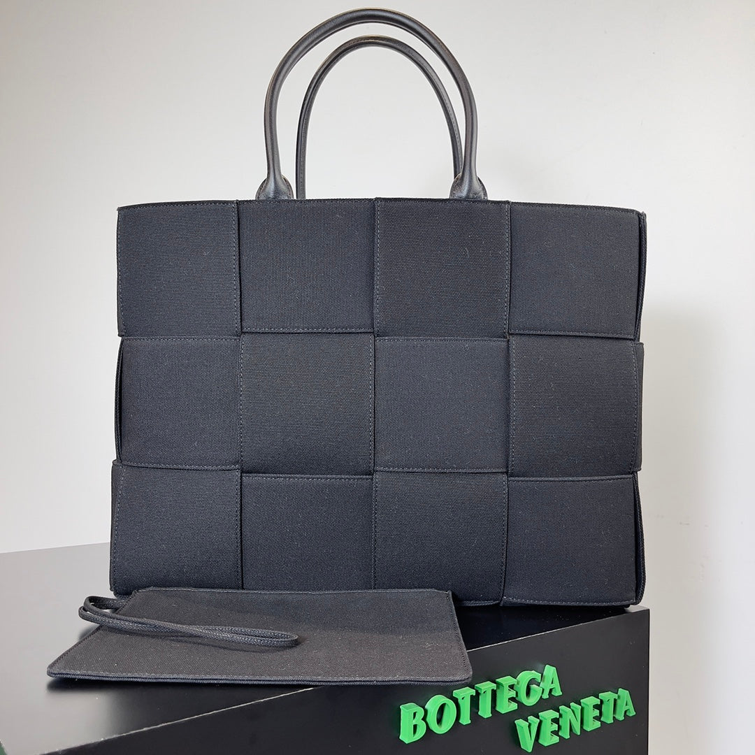 Bottega Veneta Black Designer Handbag Edition 985