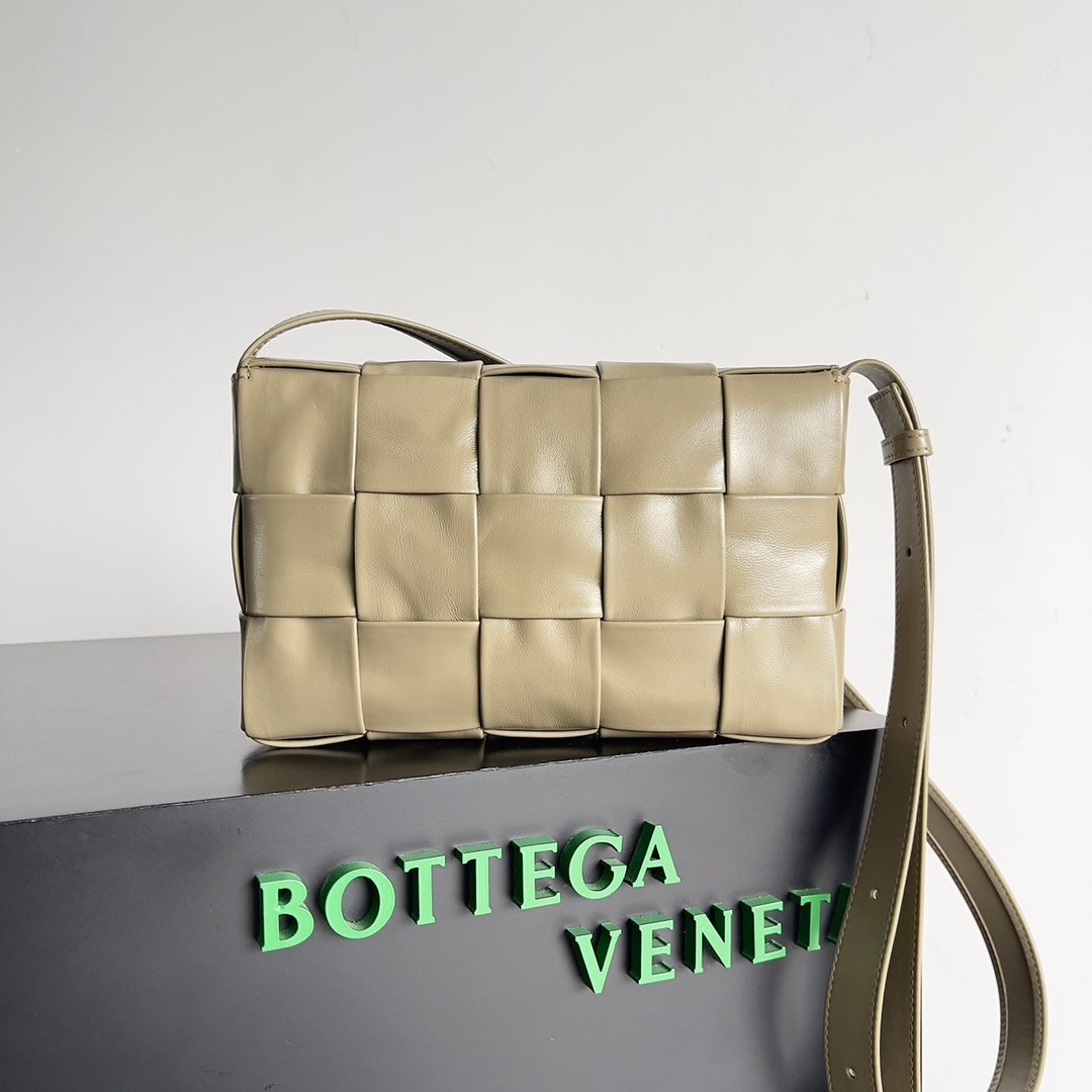 Bottega Veneta 667298 Gold Designer Handbag - detail image 2
