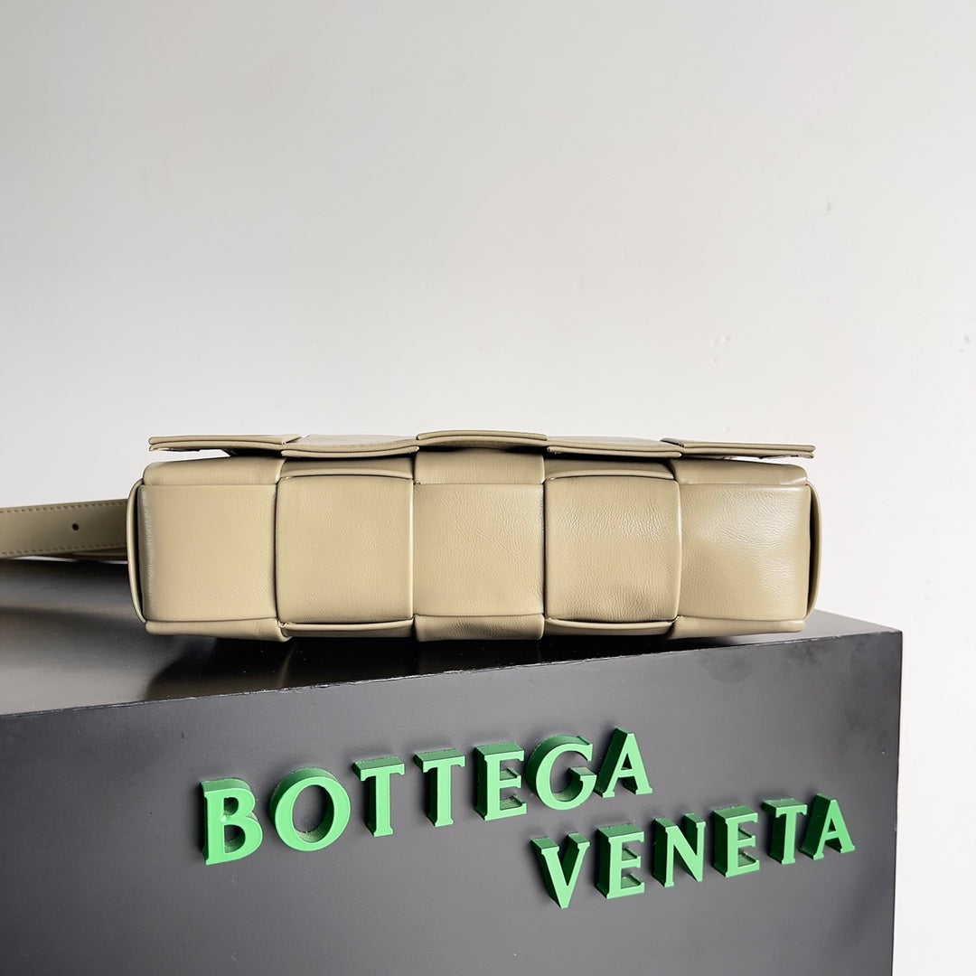 Bottega Veneta 667298 Gold Designer Handbag - detail image 3