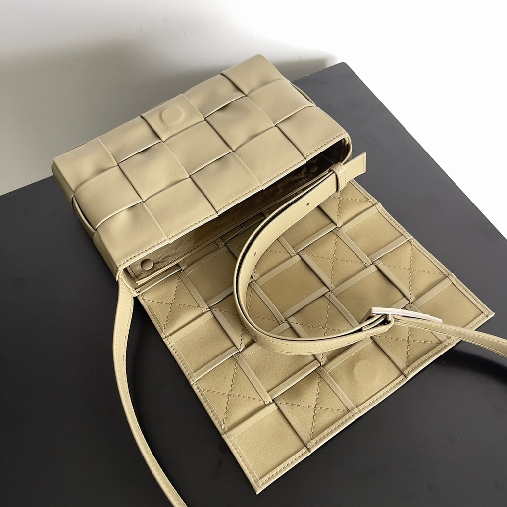 Bottega Veneta 667298 Gold Designer Handbag - detail image 4