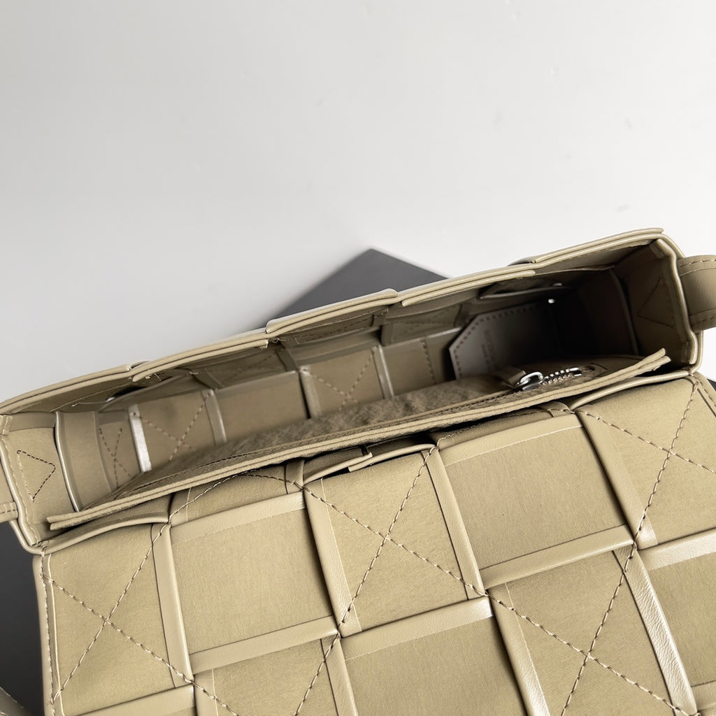Bottega Veneta 667298 Gold Designer Handbag - detail image 9