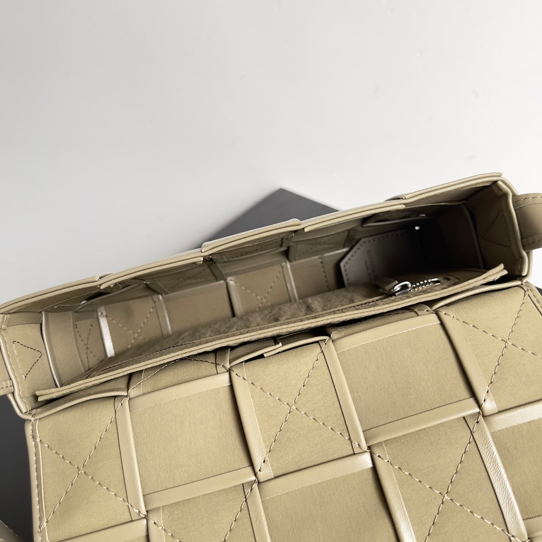 Bottega Veneta 667298 Gold Designer Handbag - detail image 9