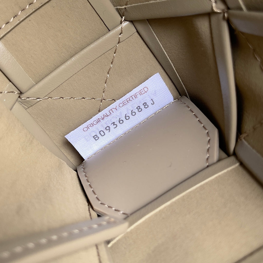 Bottega Veneta 667298 Gold Designer Handbag - detail image 7