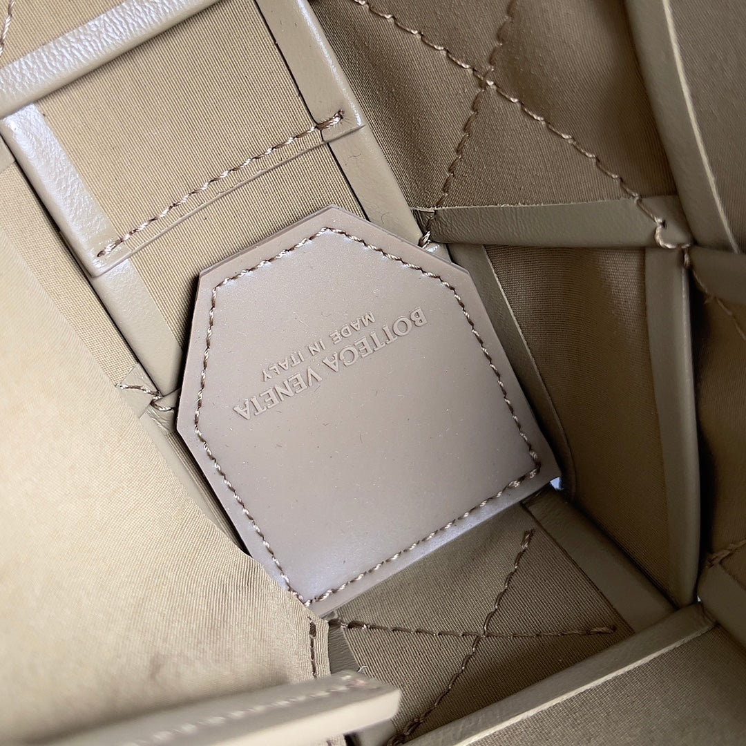 Bottega Veneta 667298 Gold Designer Handbag - detail image 8