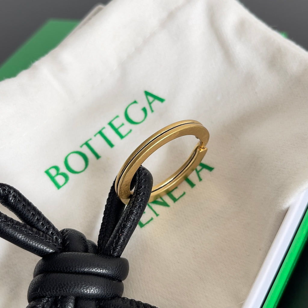 Bottega Veneta Black Designer Handbag Edition 847 - detail image 4