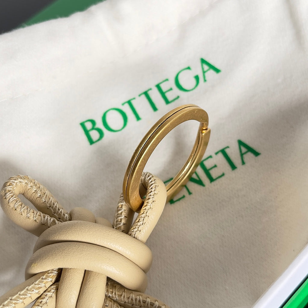 Bottega Veneta Silver Designer Handbag Edition 151 - detail image 4