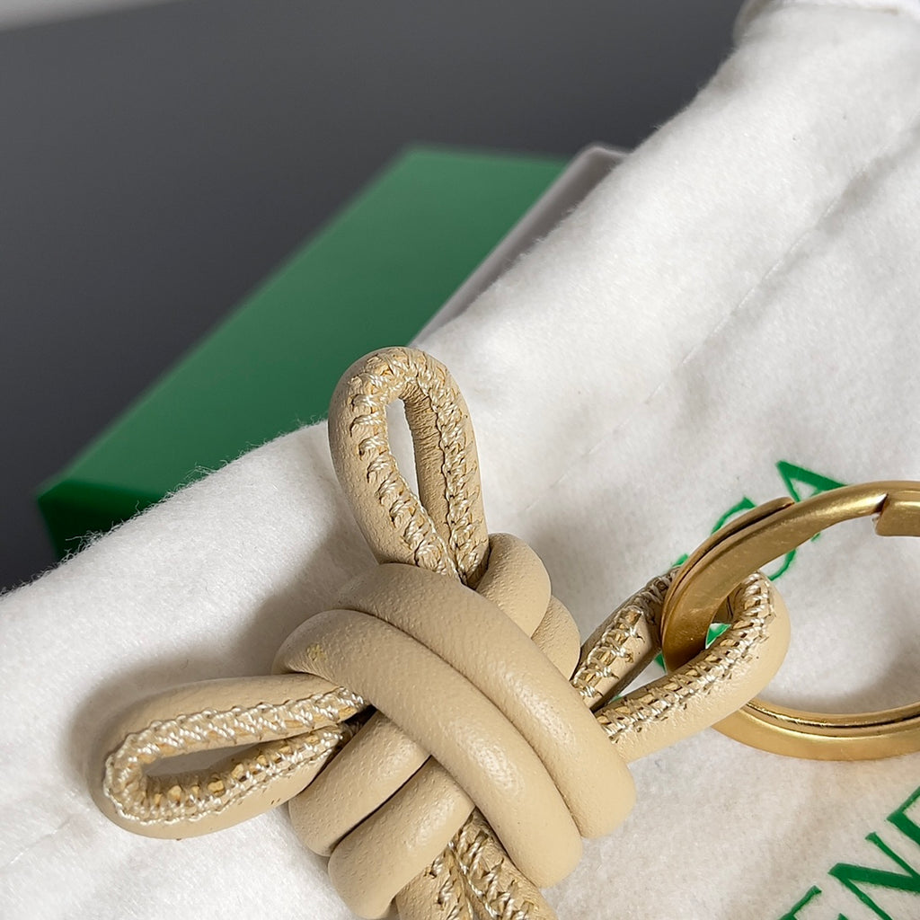Bottega Veneta Silver Designer Handbag Edition 151 - detail image 3