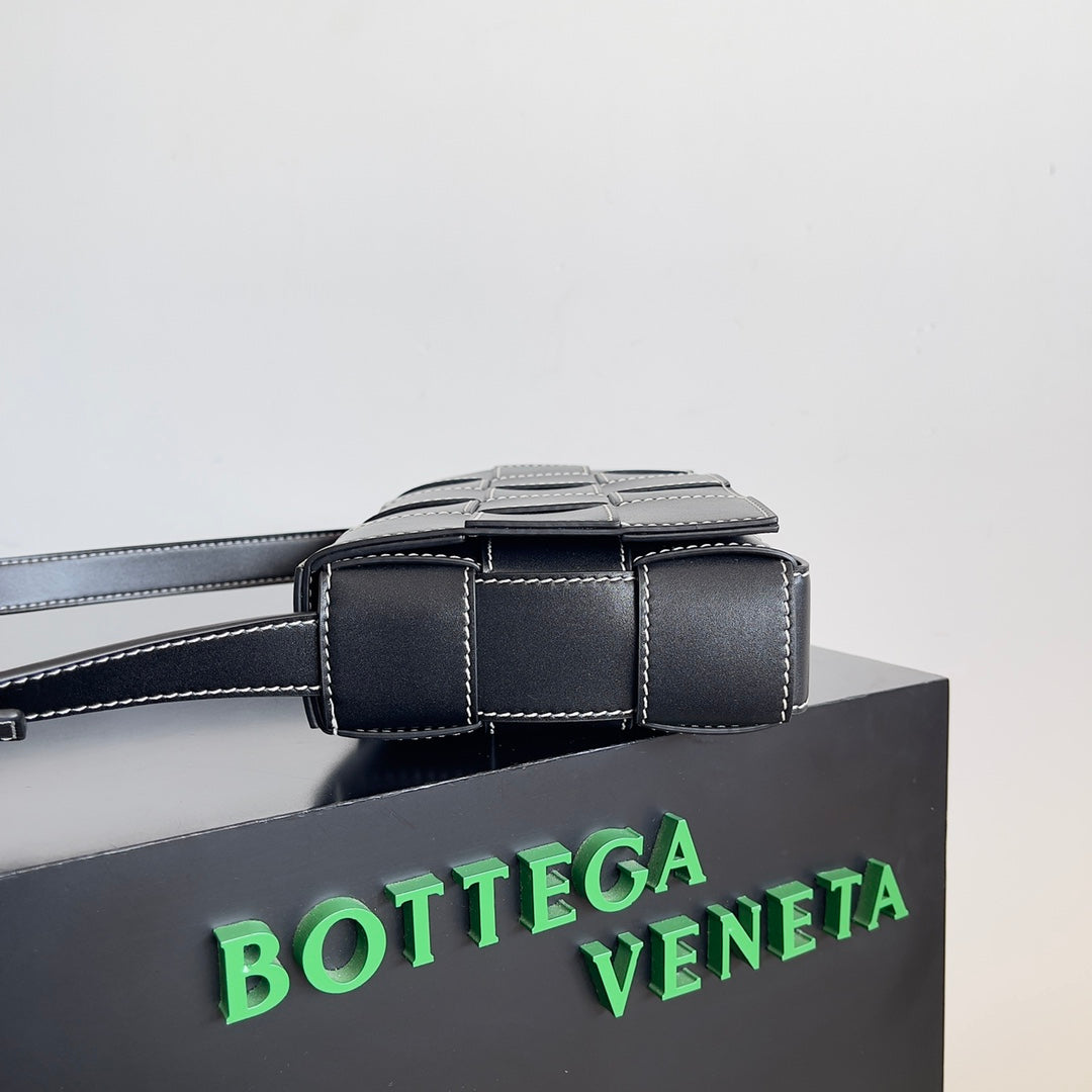 Bottega Veneta 758105 Black Designer Handbag - detail image 3
