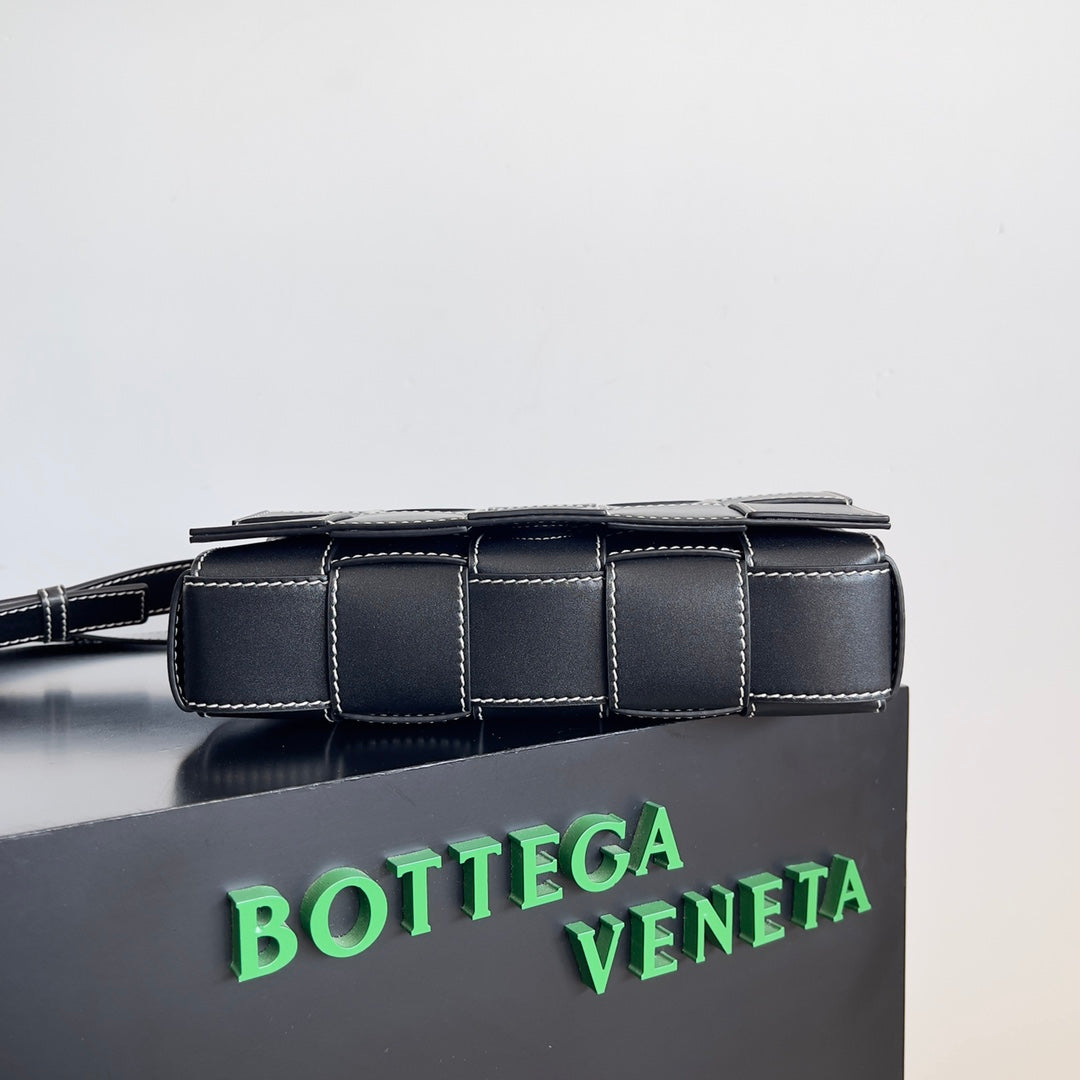 Bottega Veneta 758105 Black Designer Handbag - detail image 4