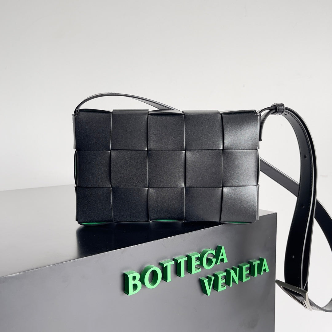 Bottega Veneta 708768 Black Designer Handbag Edition 4 - detail image 2