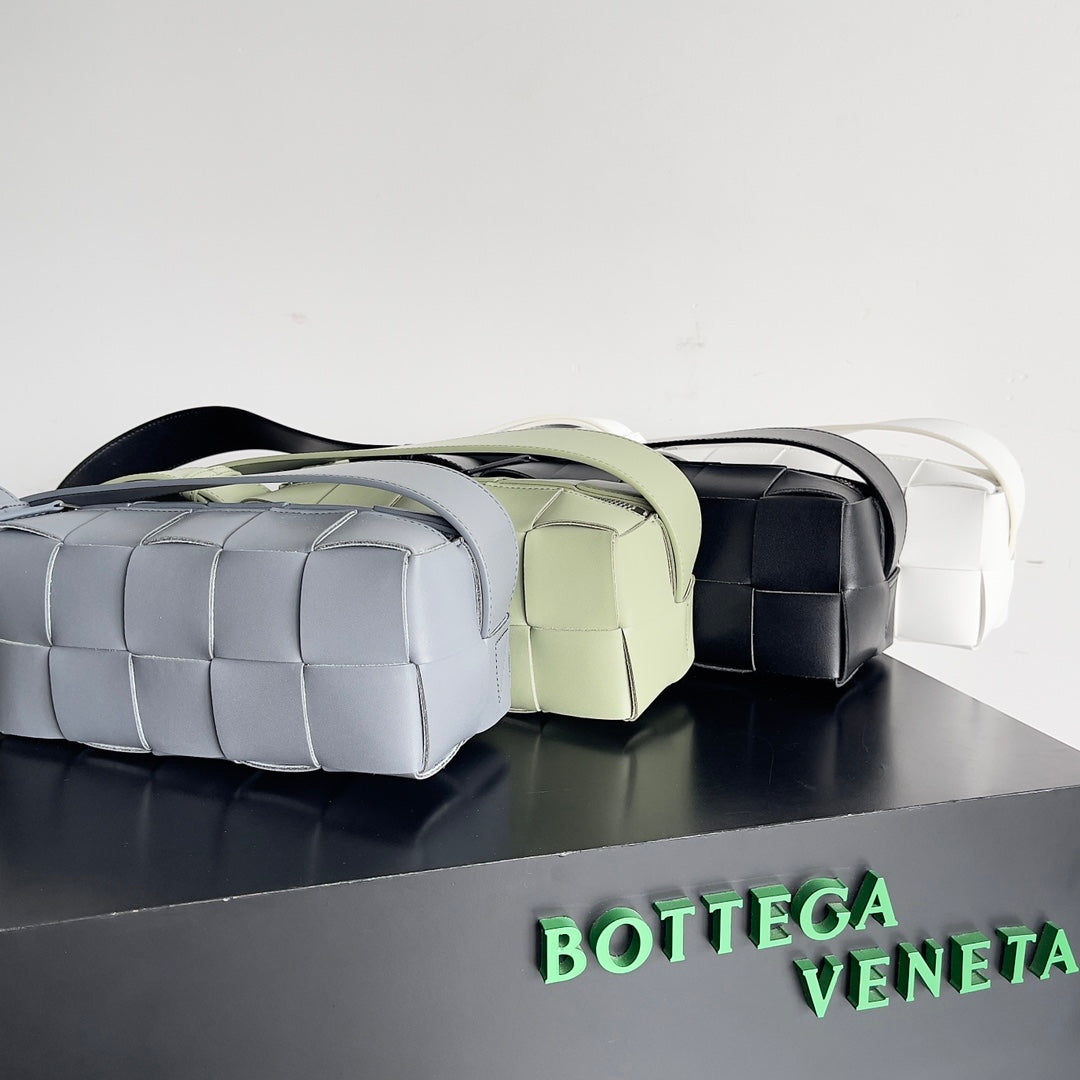 Bottega Veneta Black Designer Handbag Edition 942
