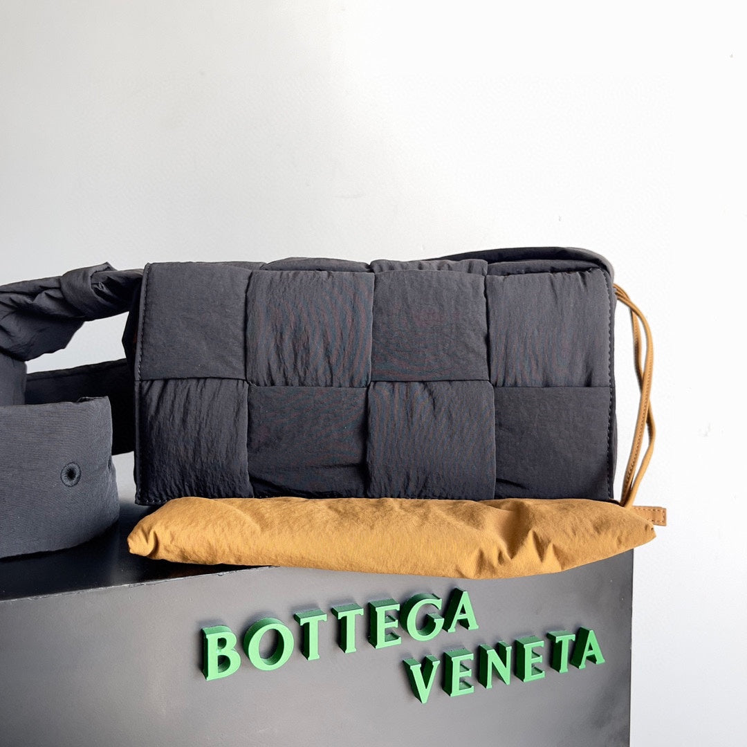 Bottega Veneta Tan Designer Handbag Edition 4