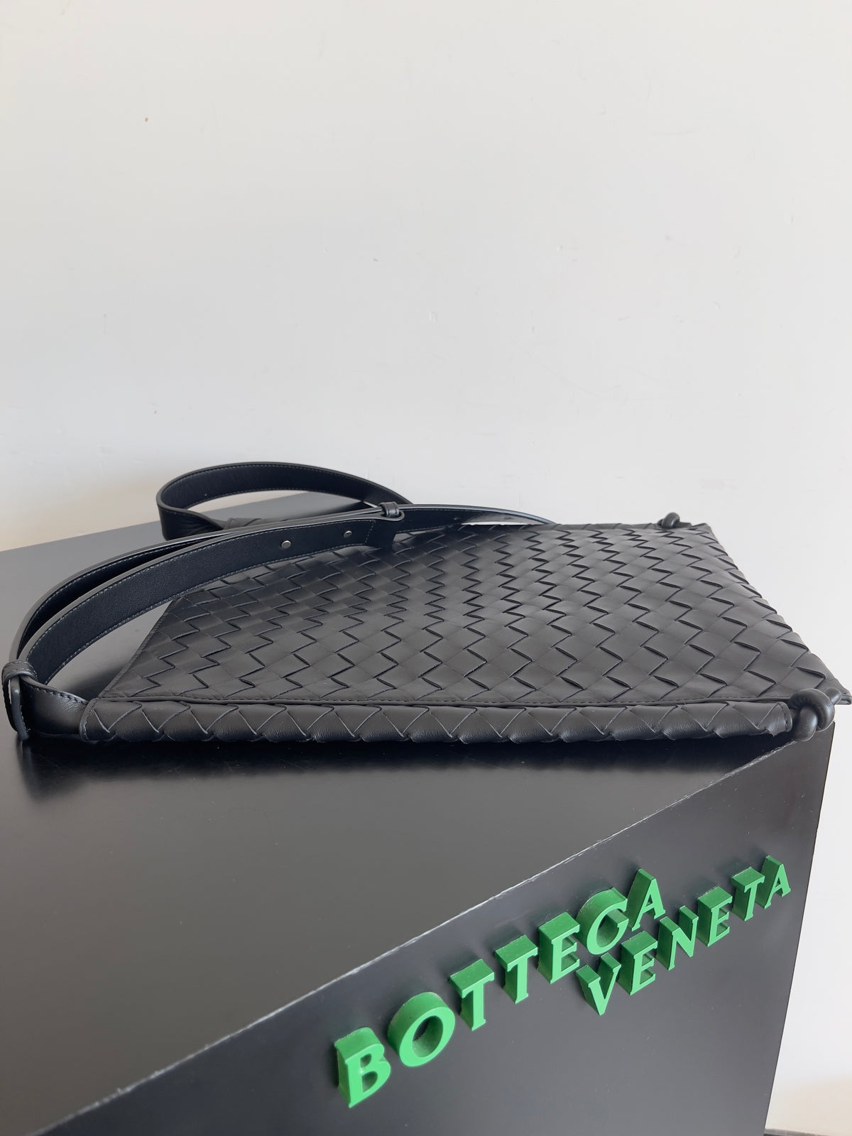 Bottega Veneta 776204 Black Designer Handbag Edition 2 - detail image 2