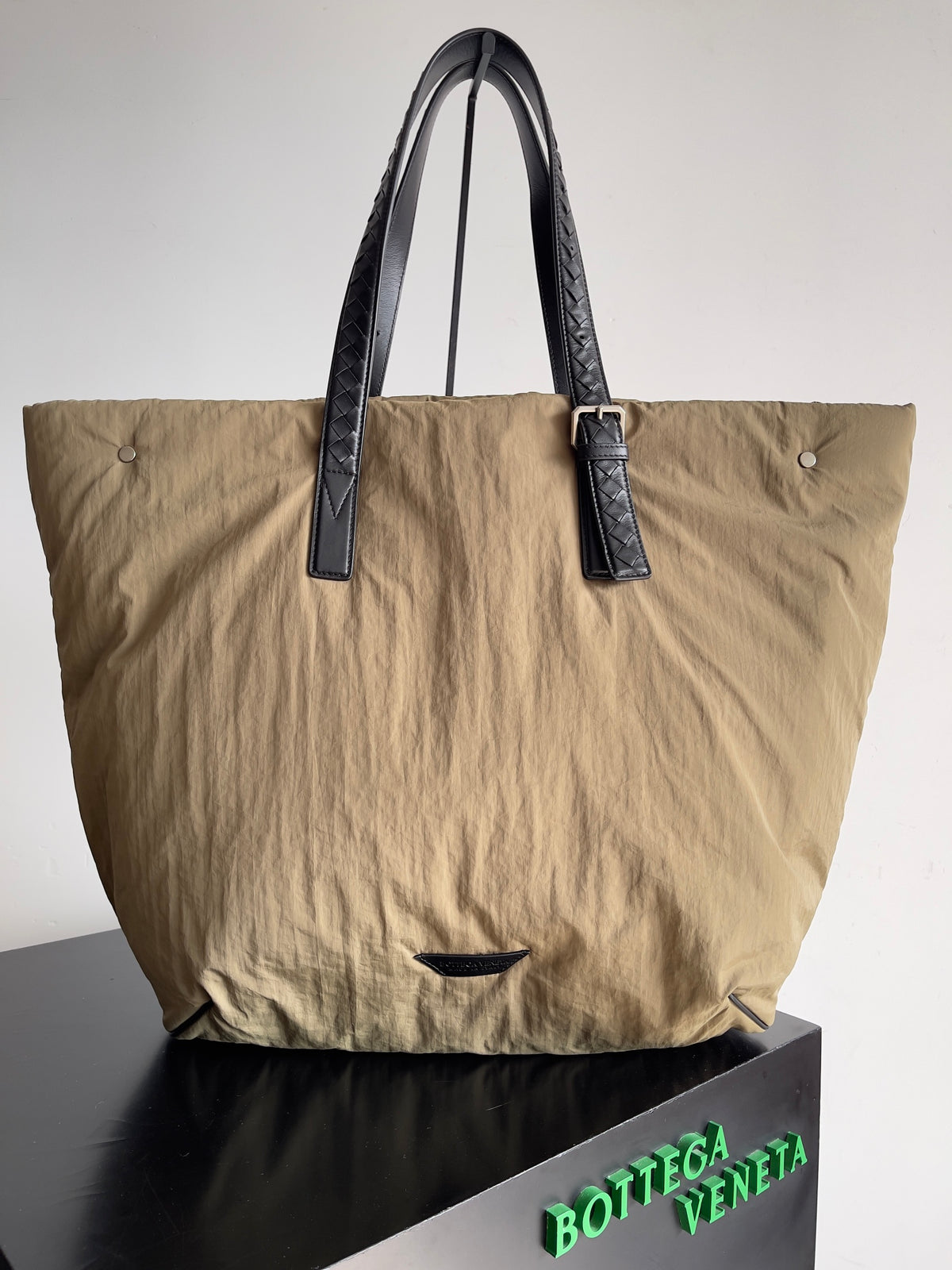 Bottega Veneta Black Designer Handbag Edition 867