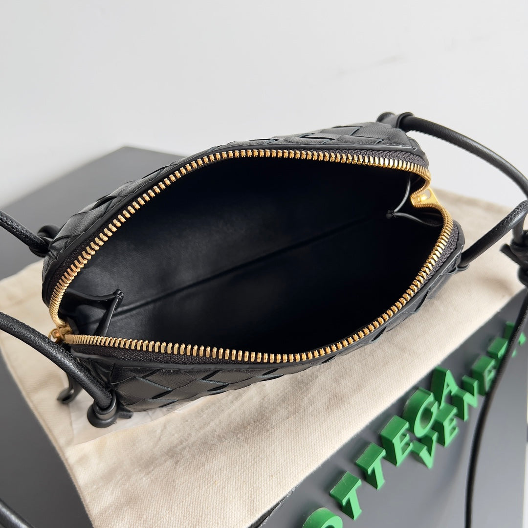 Bottega Veneta Black Designer Handbag Edition 1018 - detail image 9