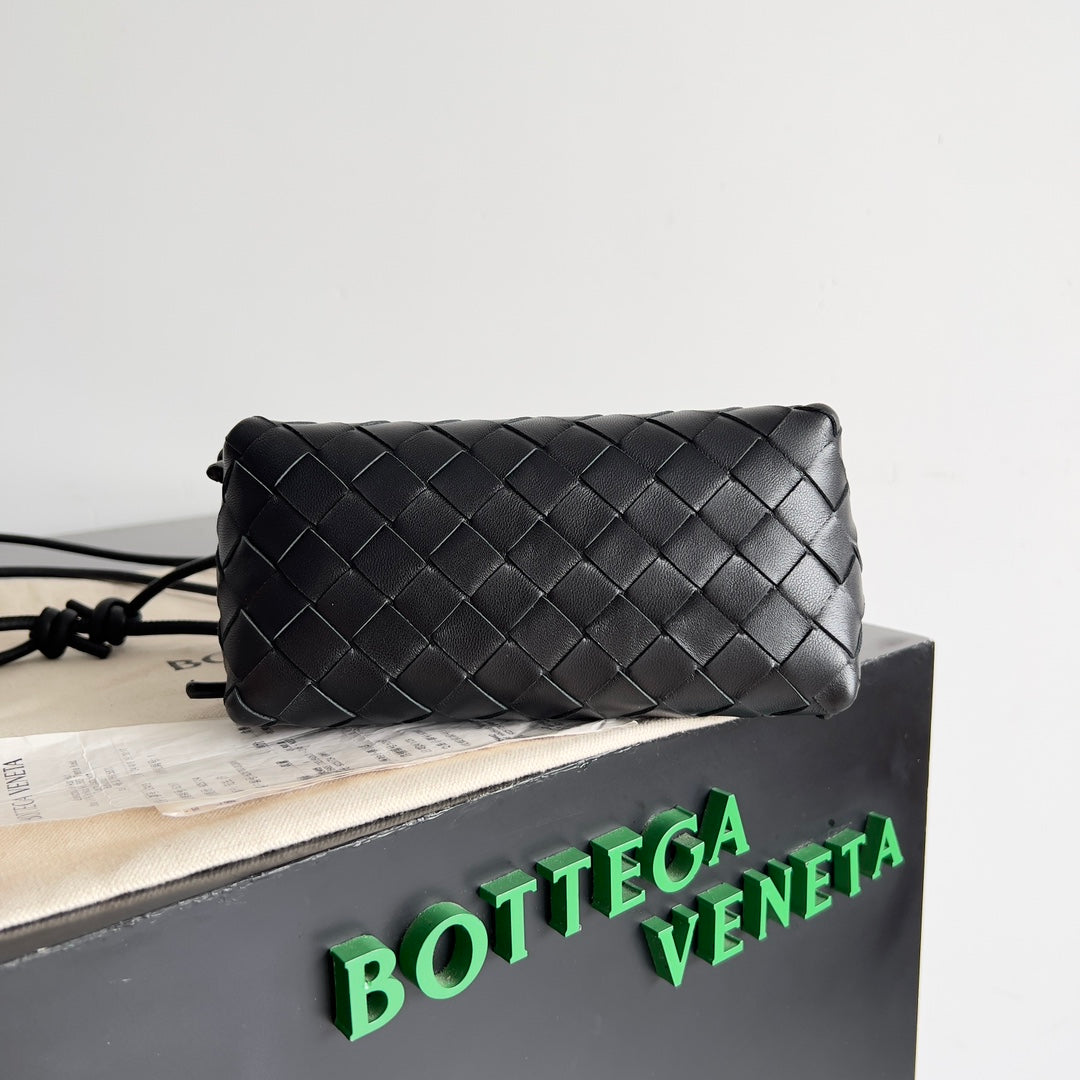 Bottega Veneta Black Designer Handbag Edition 1018 - detail image 4