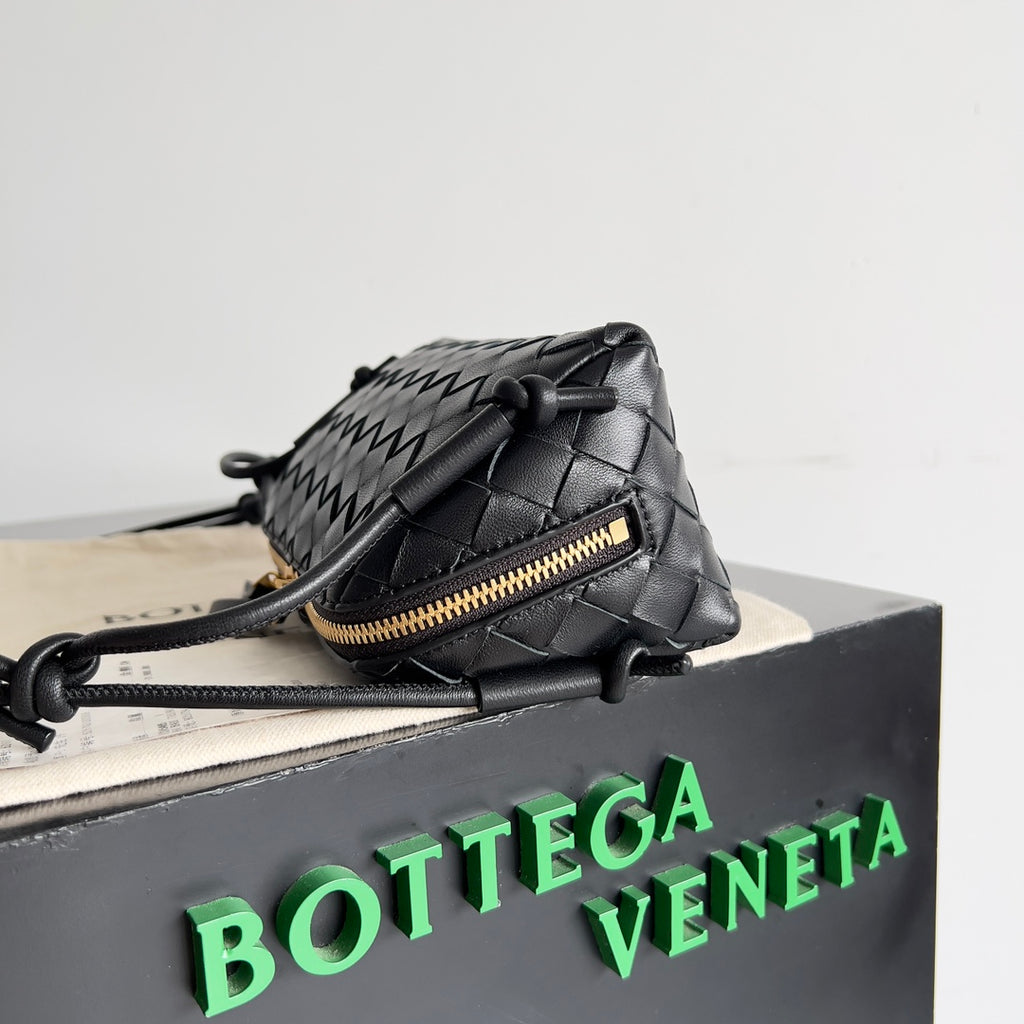 Bottega Veneta Black Designer Handbag Edition 1018 - detail image 3