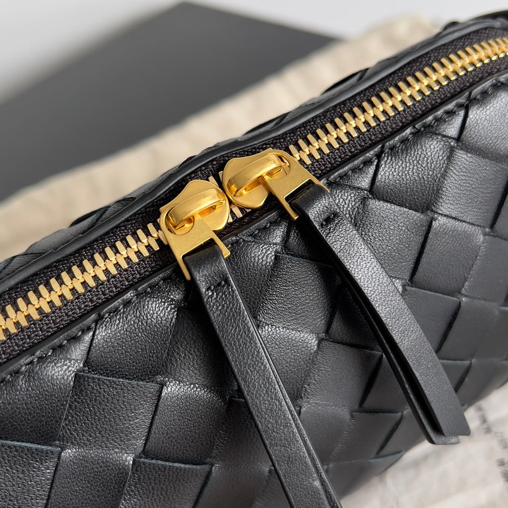 Bottega Veneta Black Designer Handbag Edition 1018 - detail image 2