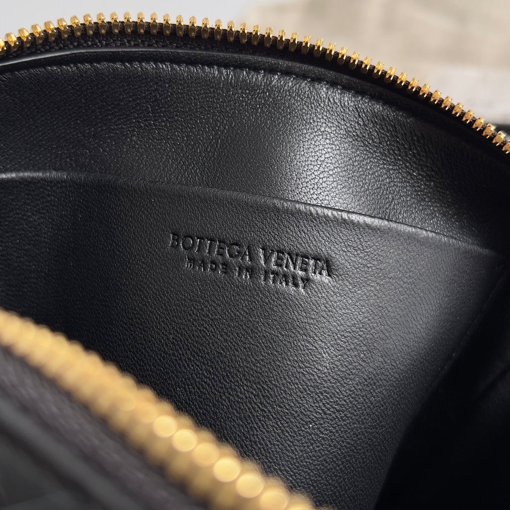 Bottega Veneta Black Designer Handbag Edition 1018 - detail image 7