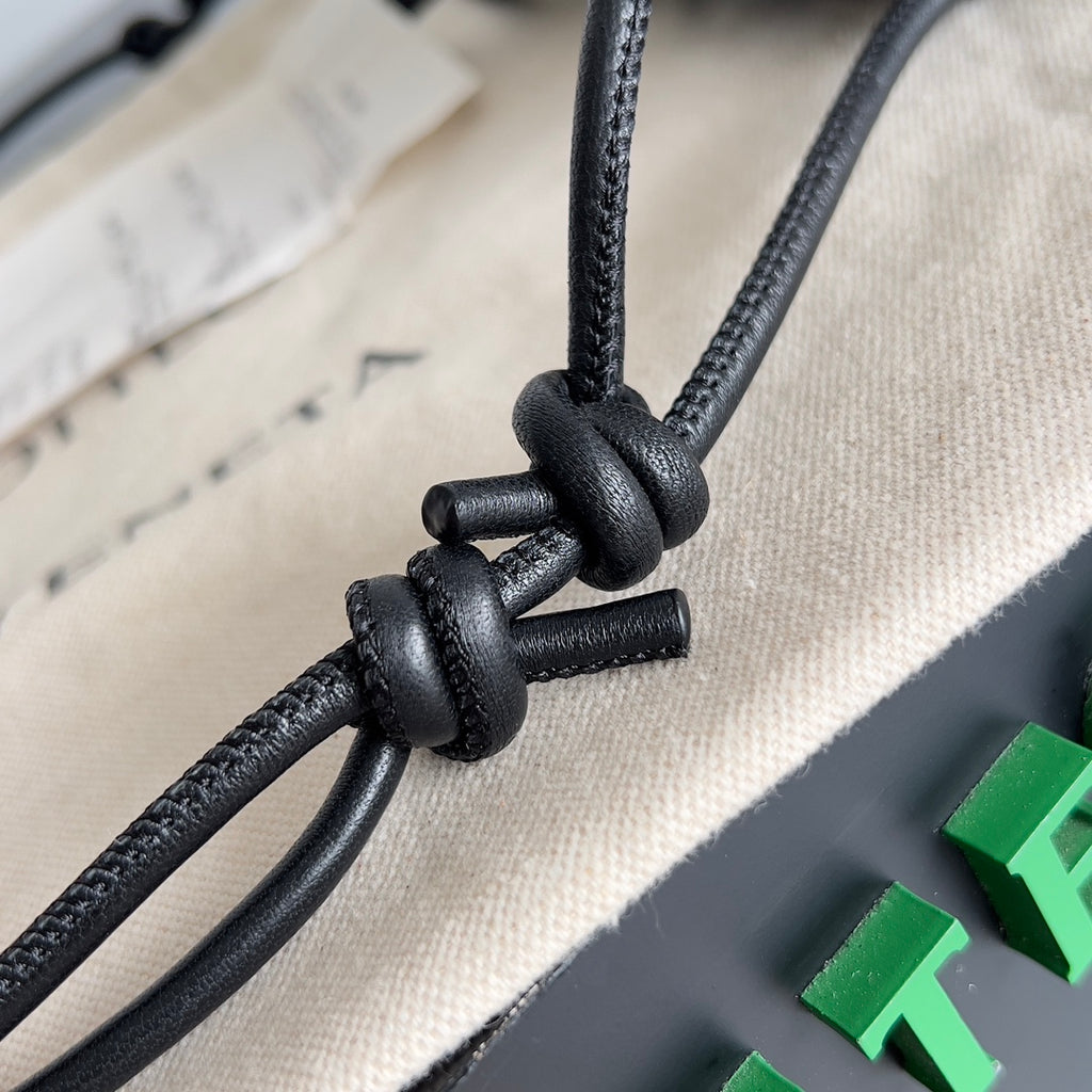 Bottega Veneta Black Designer Handbag Edition 1018 - detail image 5