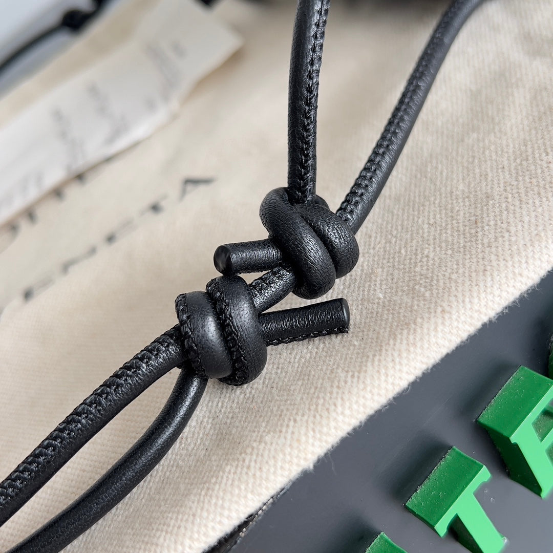 Bottega Veneta Black Designer Handbag Edition 1018 - detail image 5