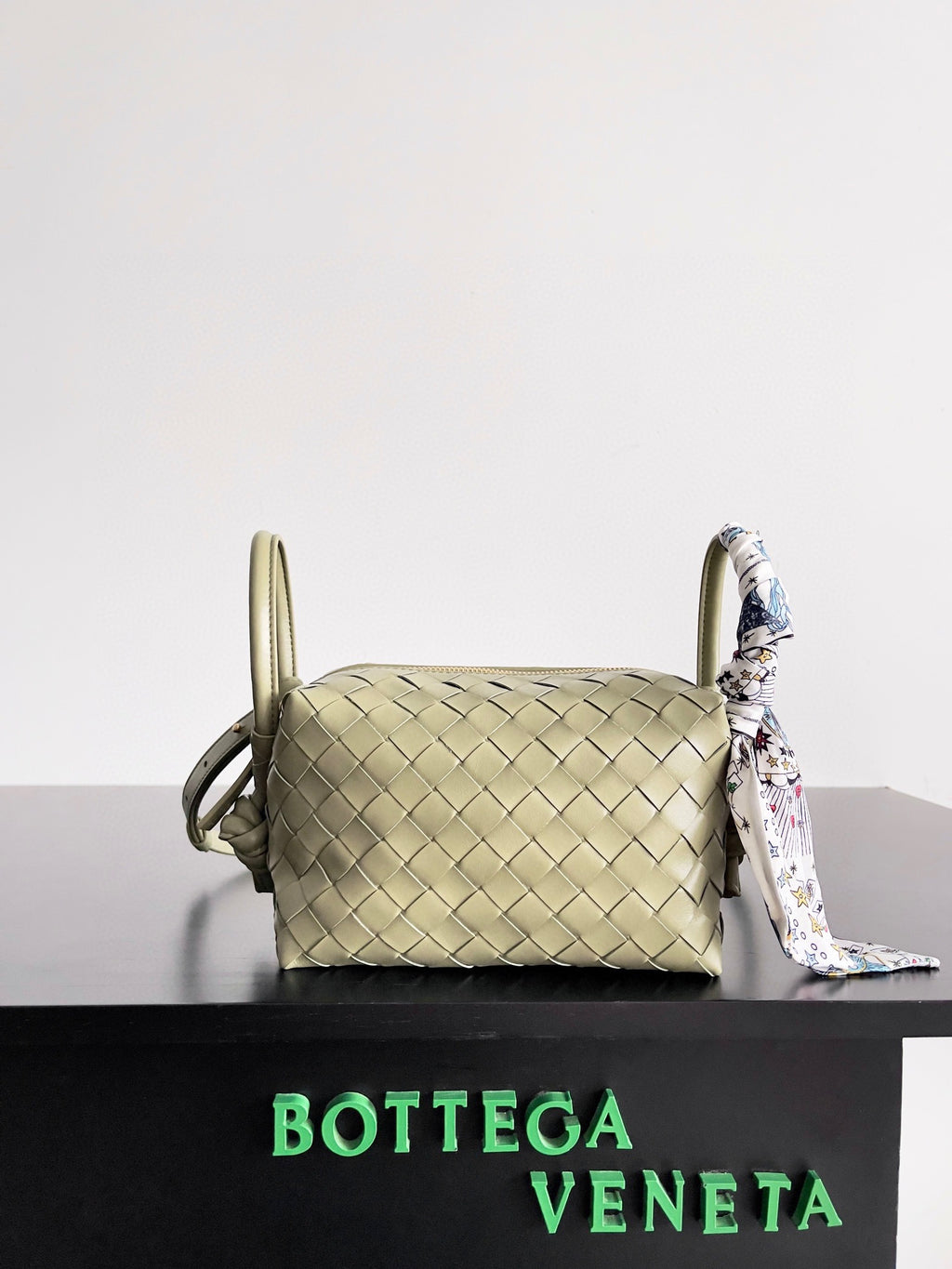 Bottega Veneta Black Designer Handbag Edition 841 - detail image 3