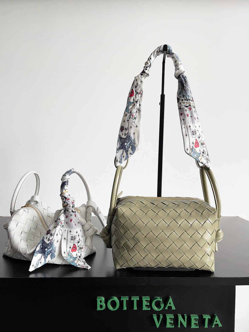 Bottega Veneta Black Designer Handbag Edition 841 - detail image 9