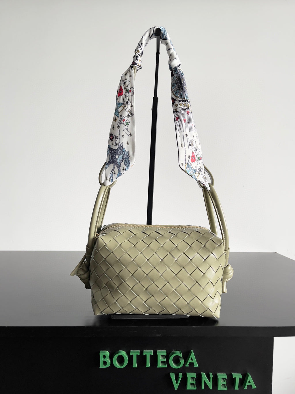 Bottega Veneta Black Designer Handbag Edition 841 - detail image 8
