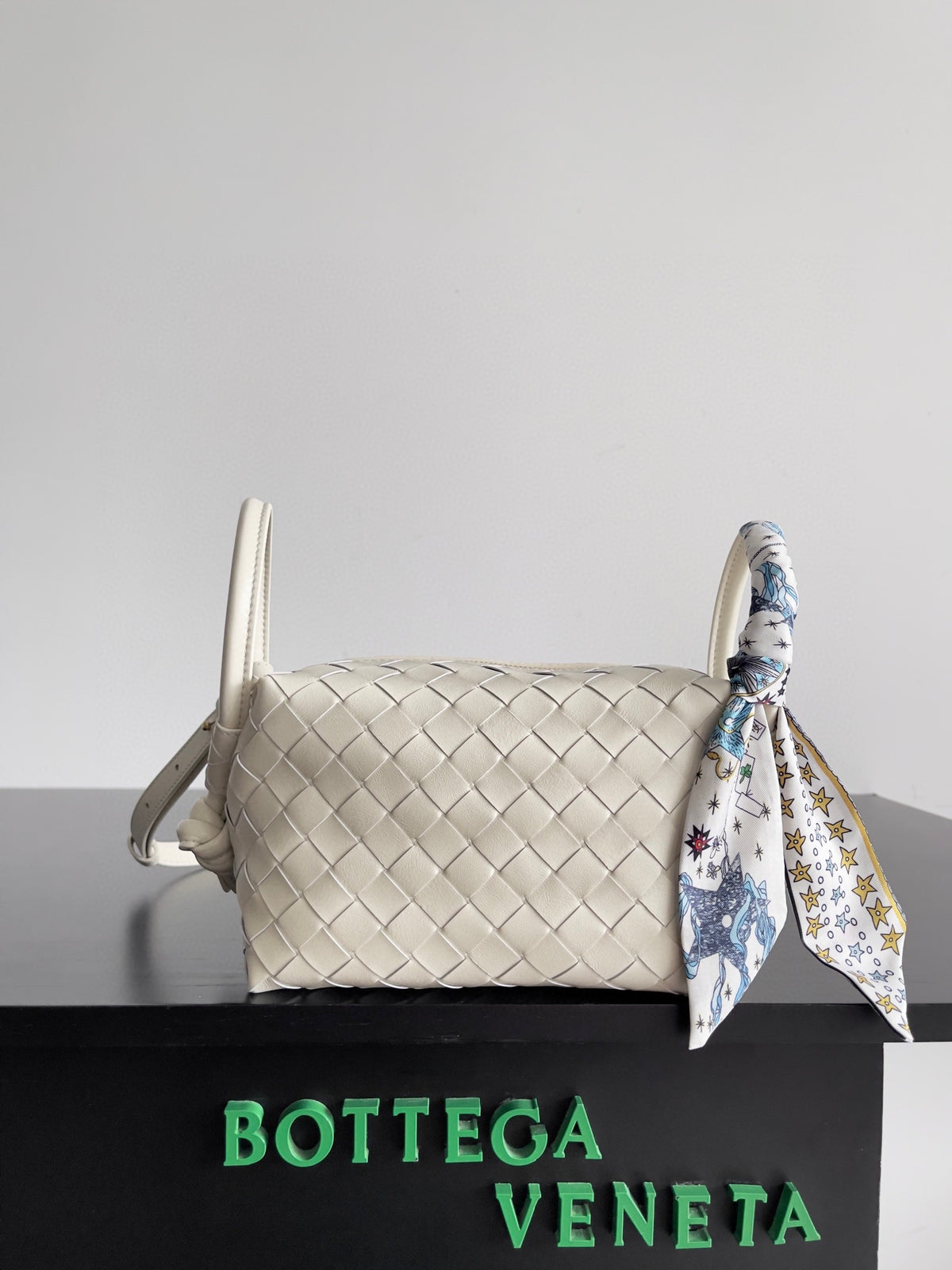 Bottega Veneta Black Designer Handbag Edition 839 - detail image 3