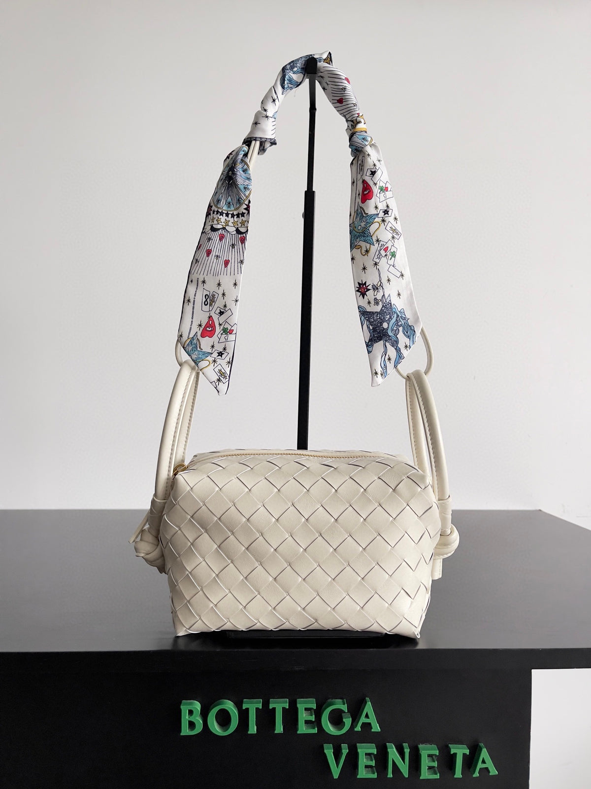 Bottega Veneta Black Designer Handbag Edition 839 - detail image 2