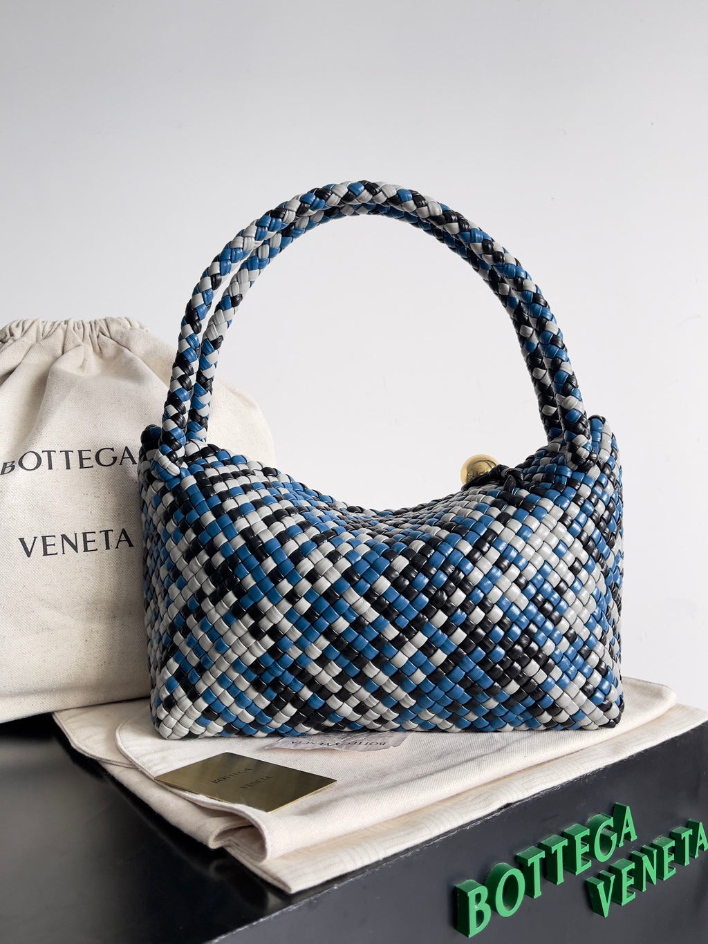 Bottega Veneta Black Designer Handbag Edition 1007 - detail image 3