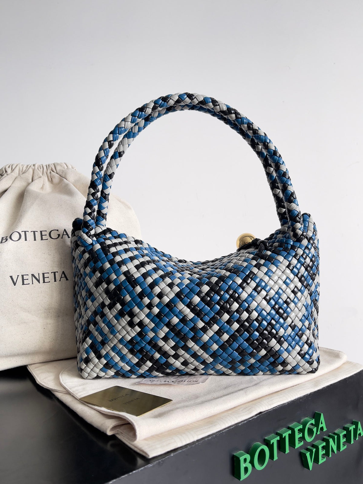 Bottega Veneta Black Designer Handbag Edition 1007 - detail image 3