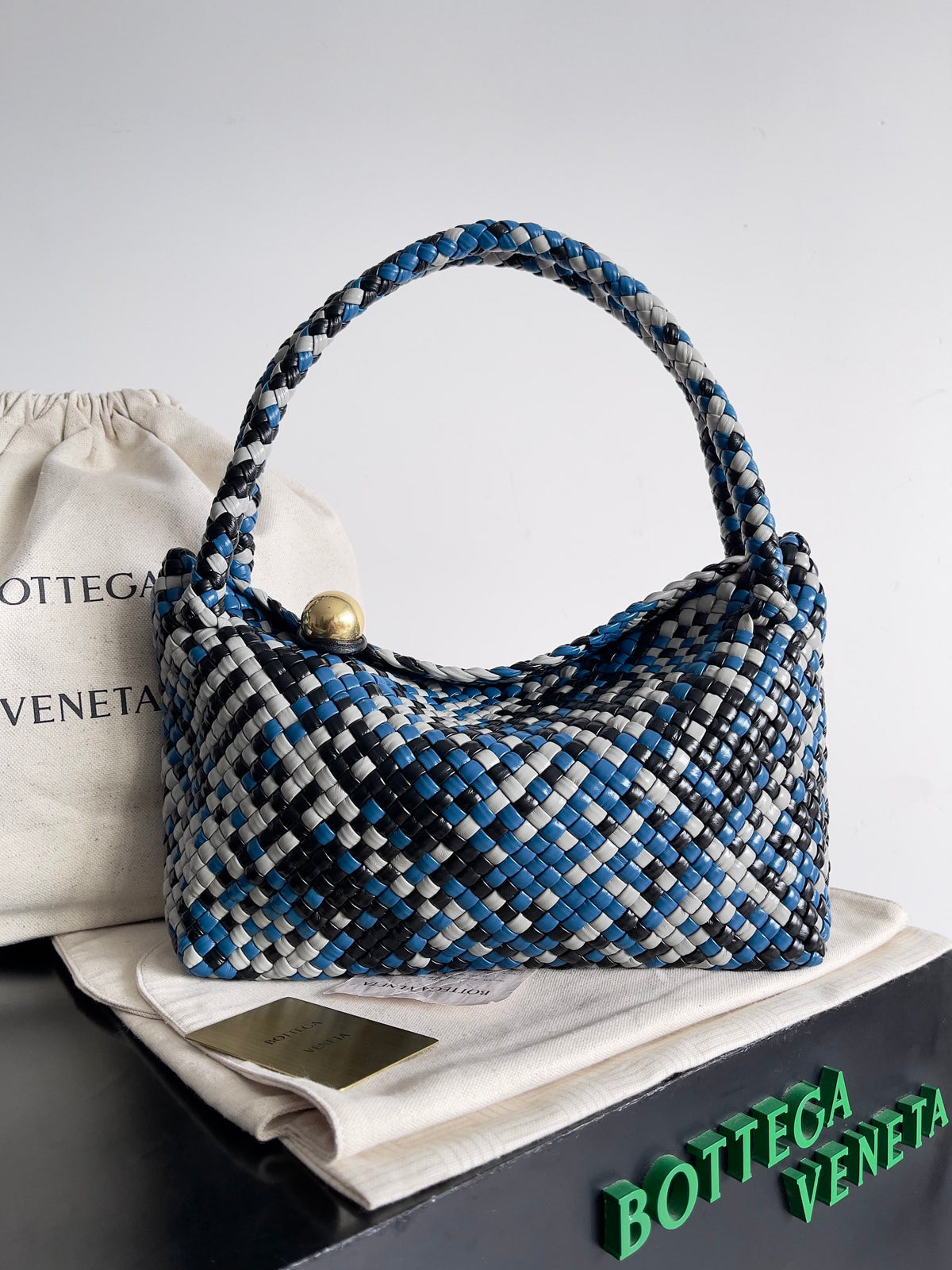 Bottega Veneta Black Designer Handbag Edition 1007