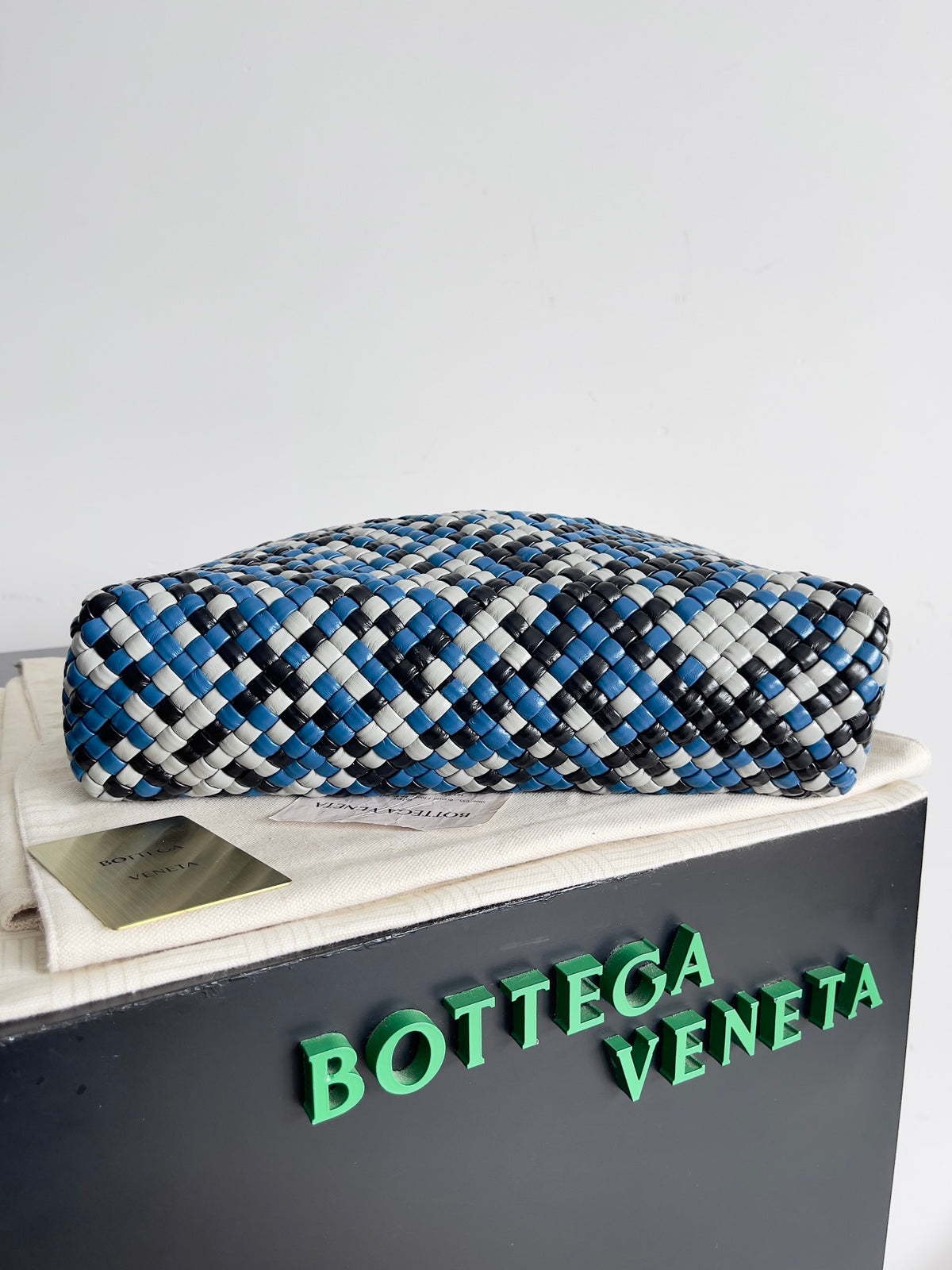 Bottega Veneta Black Designer Handbag Edition 1007 - detail image 4
